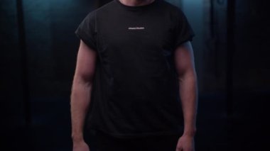 Bir atlet karın kaslarını kasarak formda vücudunu gösterir.