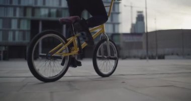 BMX sürücüsü Kopenhag 'ın kentsel manzarasını ustaca pedal çevirerek keşfediyor