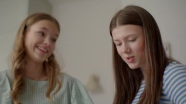 Yakın arkadaşlar mutfak tezgahında pizza hazırlarken canlı bir tartışmanın keyfini çıkarırlar, hareketli konuşmaları ve kahkahaları birlikte çalıştıkça boşluğu doldurur, malzemeler ekler ve sıcak, davetkar bir atmosferde hikayeleri paylaşırlar.