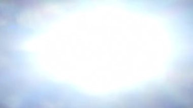 Parlak mercek, karanlık bir arkaplanda hızla hareket ediyor.