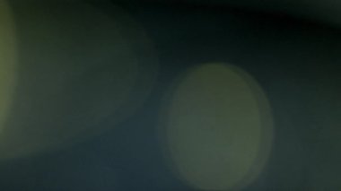 Siyah bir arkaplana ışık sızması ile optik mercek parlaması
