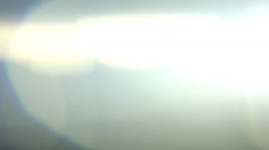 Yoğun bir mercek patlaması karanlık uçurumda parlaklığı yayar.