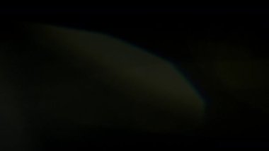 Parlayan ışık karanlıktan sızar, büyüleyici bir aydınlanma ve derinlik katar.