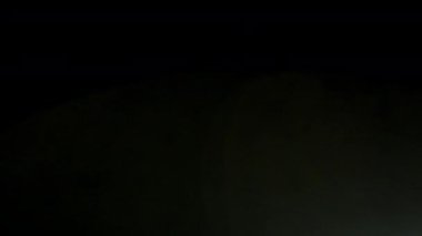 Gökkuşağı renginde bir merceğin büyüleyici yükselişi, görsel bileşimlere derinlik ve enerji katan hassas ışık sızıntılarıyla birlikte alevlenir.