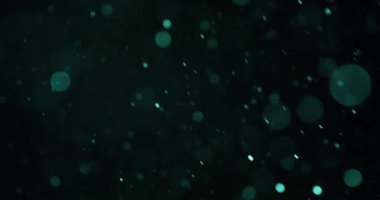 Dinamik cyan bokeh parçacıkları karanlıkta zarifçe akıyor, büyüleyici bir görsel karşıtlık yaratıyor