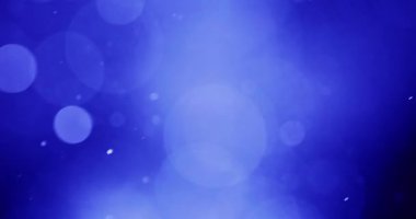 Işığın beyaz kürelerdeki etkileşimi, mavi arka planda farklı yönlere sürüklenen narin peri ışıklarını anımsatıyor.