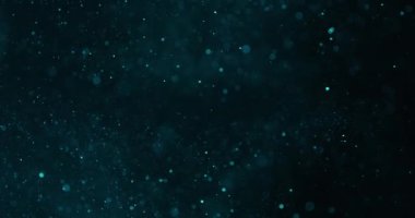 Cyan parçacıklarının büyüleyici bir girdabı karanlık bir arkaplanda zarif bir şekilde dans ederek büyülü ve büyüleyici bir görsel efekt yaratır.