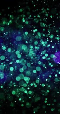 Yeşil ve menekşe parçacıkları akar ve koyu renkli bir tuvale karşı durarak çarpıcı bir kontrast oluştururlar.