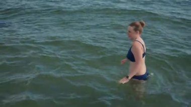 İki kadın gündüzleri serinletici bir şekilde soğuk sulara dalıp, yeniden canlandırıcı bir doğa deneyimi yaşıyorlar.