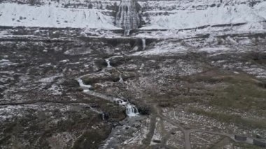 İzlanda 'nın Dynjandi Şelalesi' nin çarpıcı güzelliğinin havadan görünüşü kış boyunca zarafetle huzurlu bir nehre akıyor.