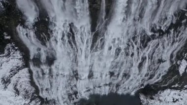 Dynjandi Şelalesi boyunca bir dronun dramatik inişi, kamera güçlü akışı boyunca aşağı doğru kayarken görkemli çağlayanı gösteriyor.