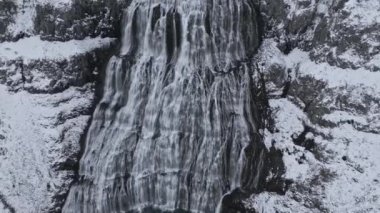 Dynjandi Şelalesi karlı uçurumların arasından akarak, buzlu arazinin nefes kesici zıtlığını ve güçlü çağlayanı yakalıyor.