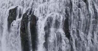 İnsansız hava aracı Dynjandi Şelalesi 'ni yakalıyor. Güçlü akışını ve çarpıcı inişini gözler önüne seriyor.