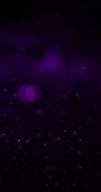 Dairesel parçacıkların büyüleyici bir görüntüsü siyah bir zemine doğru iniyor. Bu parçacıkların boyutları farklıdır ve mor renklerin bir gradyanı sergiler.