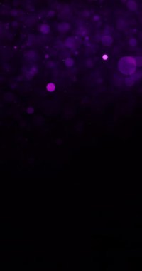Mor renklerin farklı tonlarında parçacıkların büyüleyici bir sahnesi yukarıdan siyah bir zemine doğru iniyor. Parçacıkların boyutları değişir
