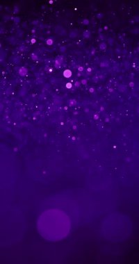 Değişik düzensiz şekil ve boyutlarda ışıldayan mor parçacıklar, küçük noktalardan büyük dairelere kadar, koyu bir arkaplanda yüzerler.