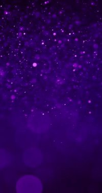 Değişen boyutlardaki parçacıklar, daha büyük parlayan varlıkların derinlik ve hareket katan bir bokeh etkisi yaratmasıyla değişken mor bir arkaplan karşısında dinamik bir sahnede yüzer ve kıvrılır.