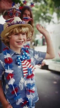 Mutlu çocuklar ellerini ve bayraklarını sallıyor, Bağımsızlık Günü 'nü neşe ve heyecanla kutluyorlar.