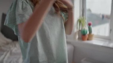 İki genç kızın ellerini, kollarını ve vücut hareketlerini ön plana çıkaran bir el kamerası görüntüsü.