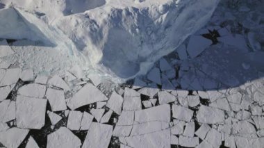 Grönland 'daki buzul ve buz kütlelerinin üst görüntüsü, karmaşık desenleri ve dokularıyla buzlu manzarayı gözler önüne seriyor.