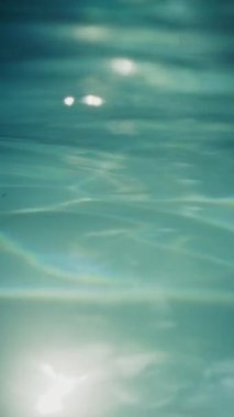 Güneş yansımaları suyun yüzeyinde ışıltılı gölgeler oluşturur.