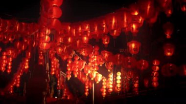 Geleneksel Çin kültürü güzel bir şekilde kırmızı fenerlerle gösterilir. Karanlıkta sıcak, davetkar bir parıltı yayarlar. Geceleri çevrelerini zarifçe aydınlatırlar.