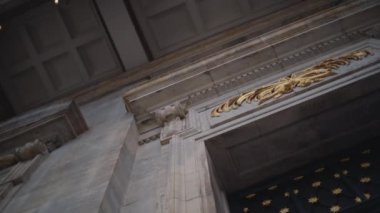 Düşük açılı bir bakış açısında, Frederik Kilisesi 'nin karmaşık kasalı tavanı ve büyük sütunları sergileniyor. Kapıcının mimari güzelliği ve ayrıntılı işçiliği vurgulanıyor.