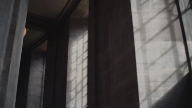 Düşük açılı çekim Frederik 'in kilise pencerelerinin ihtişamını yakalıyor ve ışık etkileşimini gösteriyor.