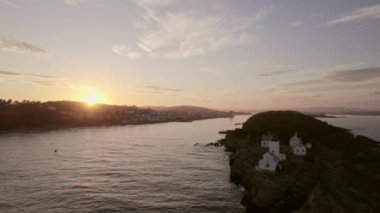 İnsansız hava aracı günbatımında Norveç kıyılarındaki Langoytangen Deniz fenerini yakalıyor.