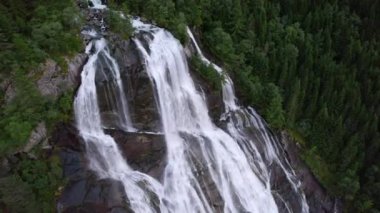 Furebergsfossen şelalesinin havadan görünüşü yemyeşil bir çam ormanında şelaleden çağlayarak doğanın huzur dolu güzelliğini gözler önüne seriyor.