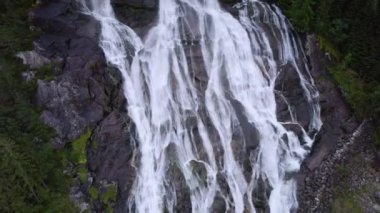 Norveç 'in engebeli ve kayalık yamaçlarında çağlayan Furebergsfossen şelalesinin hava manzarası dramatik manzarayı ve güçlü su akışını gözler önüne seriyor.