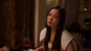 Yemek boyunca, bir kadın bir erkekle tartışır, yüzü gerginlik artarken hayal kırıklığı ve öfke gösterir.