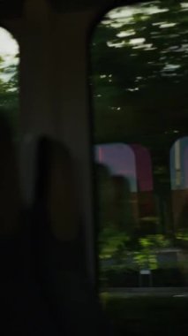 Büyüleyici bir tren penceresi perspektifi, şehir manzaralarını ve şehir binalarını gözler önüne seriyor.