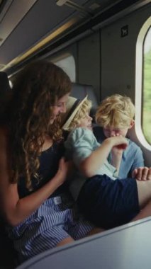 Çocuklar neşe dolu anlarını ve neşeli gıdıklamalarını tren yolculuklarında paylaşırlar, çocukluk eğlencelerinin iç açıcı gösterisini yaratırlar