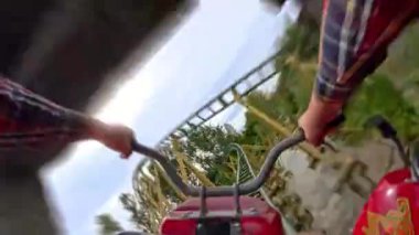 Yüksek hızlı bir motorsiklet hız treninin heyecan verici ön koltuğu. Adrenalin pompalayan virajları, dönüşleri ve yarış pistinde hızlı hızlanmaları yakalıyor.