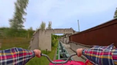 Hızlı bir motorsiklet hız treninde heyecan verici bir ön koltuk pozu, hızlı dönüşleri ve adrenalin pompalama anlarını yakalıyor.
