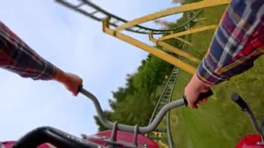 Bir lunaparktaki hız treninde, her dönüş ve dönüşün heyecanını yakalayan, birinci şahıs bir motosiklet hız treni deneyimi.