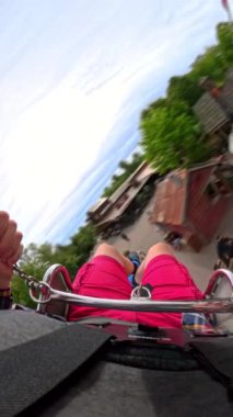 Yüksek irtifada salıncak zarif dairesel bir hareketle lunaparkın geniş panoramasını yakalıyor.