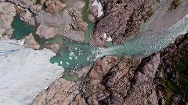 Norveç 'in Nigardsbreen Buzulu' nun yukarıdan görünüşü soğuk eriyen sularının uzak fiyortlara doğru aktığını gösteriyor.