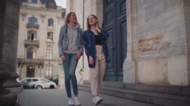 Turistler, Frederik Kilisesi 'nin girişi boyunca yürürler. Yüzünün ihtişamıyla büyülenirler ve mimari ayrıntıları ve tarihsel önemi takdir etmek için dururlar.