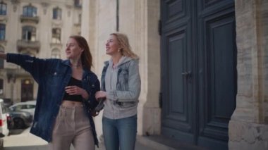 Kopenhag 'daki Mermer Kilise olarak da bilinen Frederik Kilisesi' nin büyük portresini gezen turistler...
