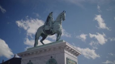 Düşük açılı dramatik bir çekim Frederick V Binicilik Heykeli 'nin ihtişamını vurgular ve gökyüzüne karşı güzel detaylarını gözler önüne serer.