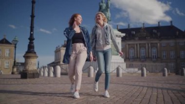 Turistler Amalienborg Meydanı 'ndan rahatça geçerek etraflarını saran kraliyet saraylarının ihtişamıyla sırılsıklam oluyorlar.