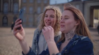 Turistler Amalienborg Meydanı 'nda selfie çekerek seyahat anılarını yakalıyorlar.