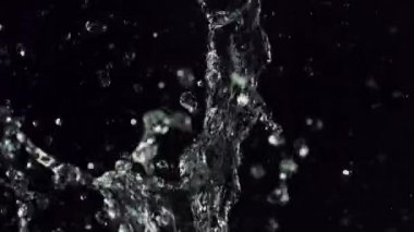 Ani su patlamasını ve kristal gibi berrak damlacıkları nefes kesici ağır çekimde yakalayan bir sahne.