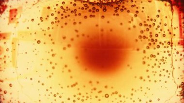 Ağır çekimde dramatik bir yakın plan, 8 mm 'lik bir film eriyor ve yanıyor, canlı renkleri ve dokuları vurguluyor, çarpıcı bir görsel karşıtlık oluşturuyor.