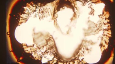 Eriyen 8 mm 'lik filmin büyüleyici bir çekimi, dinamik kabarcıklar ve titreyen alevler sergiliyor ve emülsiyon ısıya tepki veriyor, canlı ve büyüleyici desenler yaratıyor.