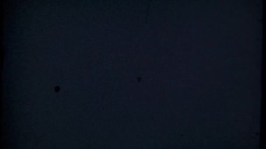 Büyüleyici bir yakın çekim, canlı baloncukları yakan ve patlatan 8 mm 'lik bir film çeker. Yavaş çekimde göz kamaştırıcı renkler sergiler.