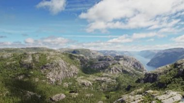 İnsansız hava aracı Norveç 'in yemyeşil dağlarını ve dolambaçlı bir nehri yakalıyor.