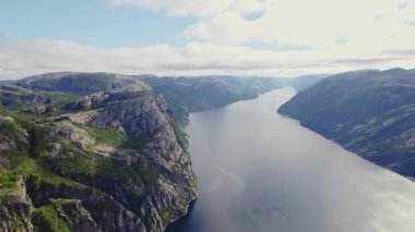 Norveç 'in nehri nefes kesici bir dağ manzarasında zarifçe akarken çekilen hava görüntüleri çarpıcı doğal güzelliği ve engebeli araziyi gözler önüne seriyor.